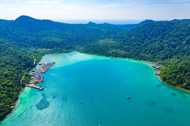 Fisherman Valley entre el mar y el bosque y la montaña en Koh Kood al este de Tailandia.