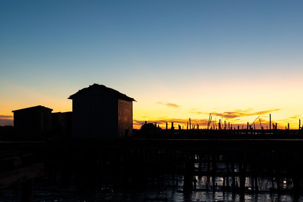 Fishermens Hut en el muelle sobre pilotes de madera en Comporta Setbal Portugal