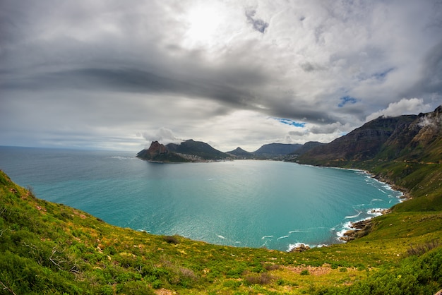 Fisheye vista ultra ampla da baía de hout, cidade do cabo, áfrica do sul, a partir do pico de chapman. temporada de inverno, céu nublado e dramático.