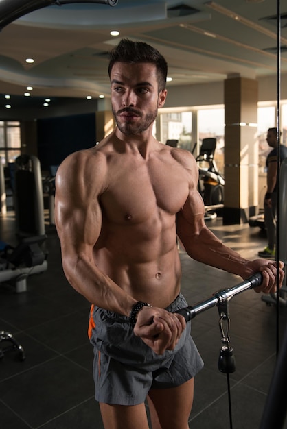 Fisiculturista exercitando bíceps