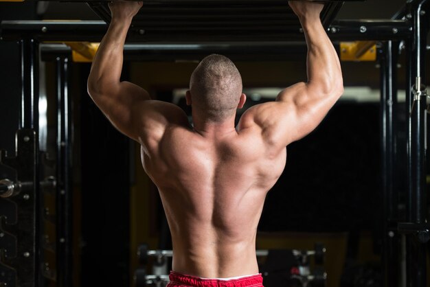 Fisiculturista fazendo pull ups melhores exercícios para as costas