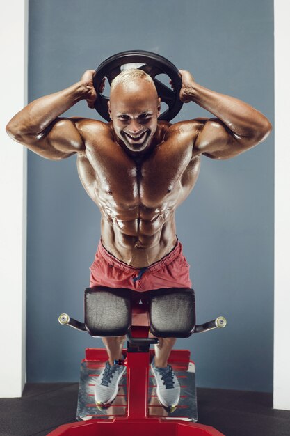 Foto fisiculturista homem atlético treino músculos exercício