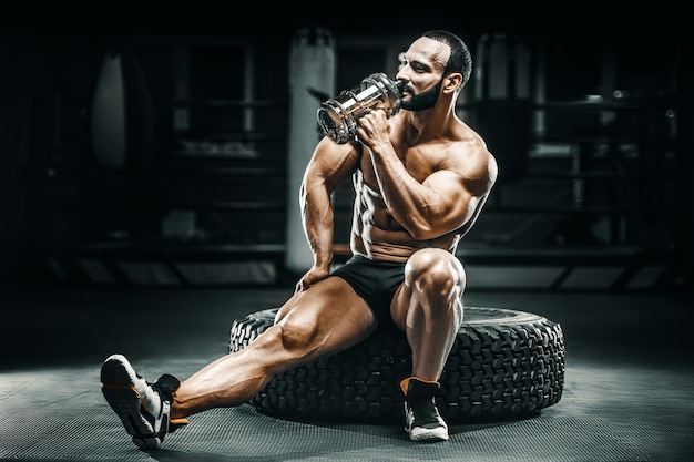 Fisiculturista homem treinando músculos das pernas