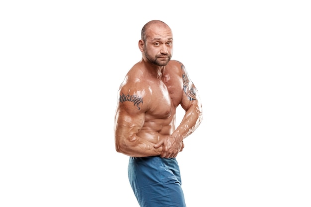 Fisiculturista masculina isolada no branco. Treino de fitness