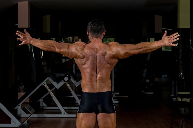 fisiculturista masculino mostrando os braços