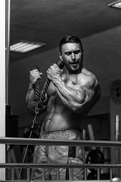 Fisiculturista mexicano fazendo exercícios de peso pesado para bíceps
