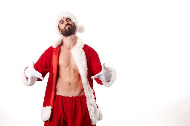 Fisiculturista Papai Noel exibindo seu corpo atlético sexy em um fundo branco