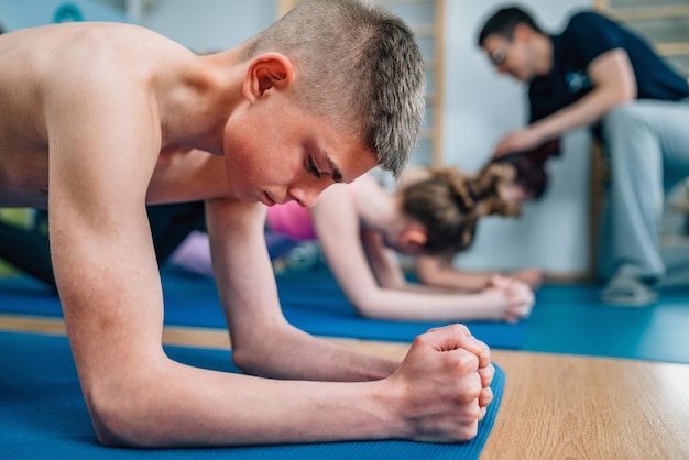 Fisioterapeuta con adolescentes