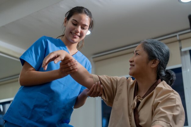 Foto fisioterapeuta com paciente em reabilitação