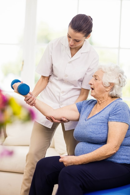 Fisioterapeuta cuidar do paciente idoso doente em casa