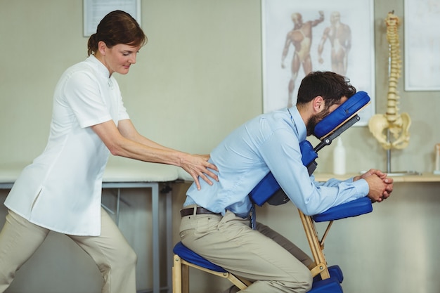 Fisioterapeuta, devolvendo a massagem para um paciente