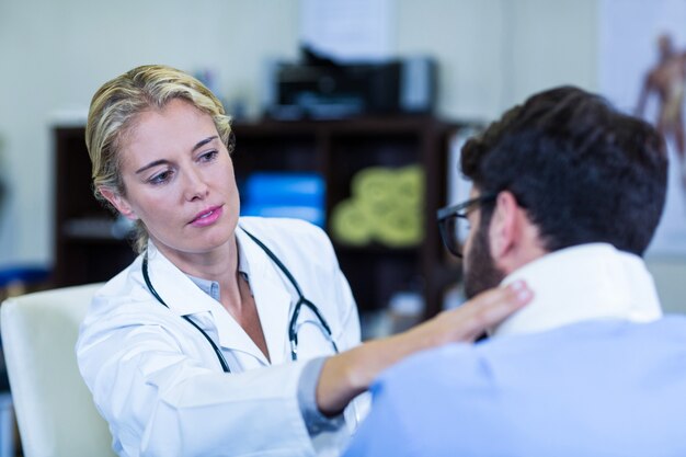 Fisioterapeuta examinando o pescoço do paciente