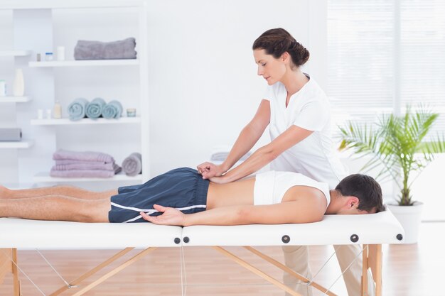Fisioterapeuta fazendo massagem nas costas