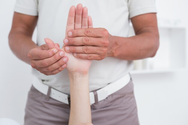 Fisioterapeuta fazendo massagem nas mãos