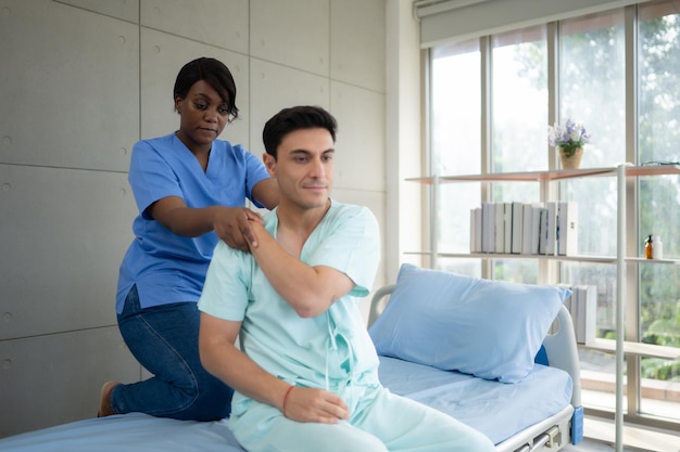 Foto fisioterapeuta fazendo massagem nas pernas de um paciente no consultório médico