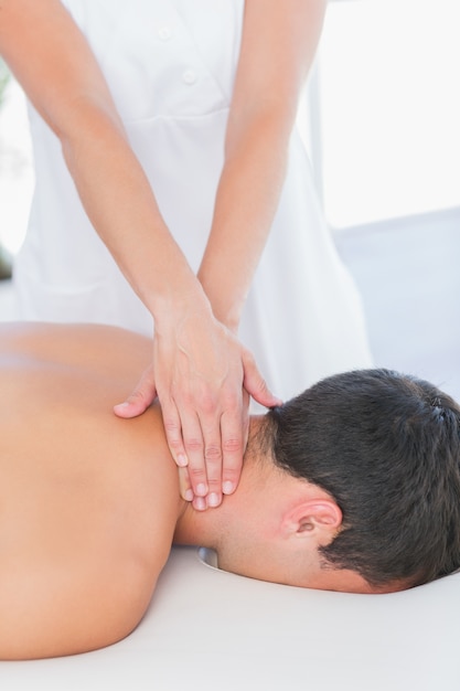 Fisioterapeuta fazendo massagem no pescoço para o paciente