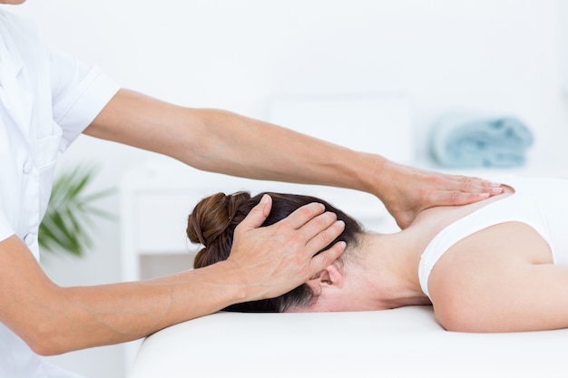 Fisioterapeuta fazendo massagem no pescoço