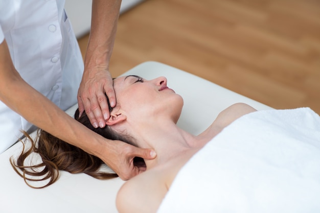 Fisioterapeuta fazendo massagem no pescoço