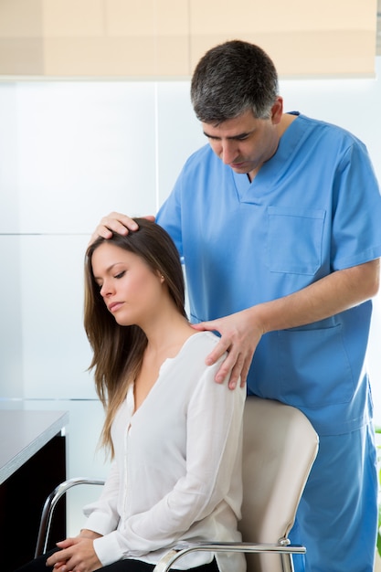 Fisioterapeuta fazendo terapia miofascial em paciente mulher