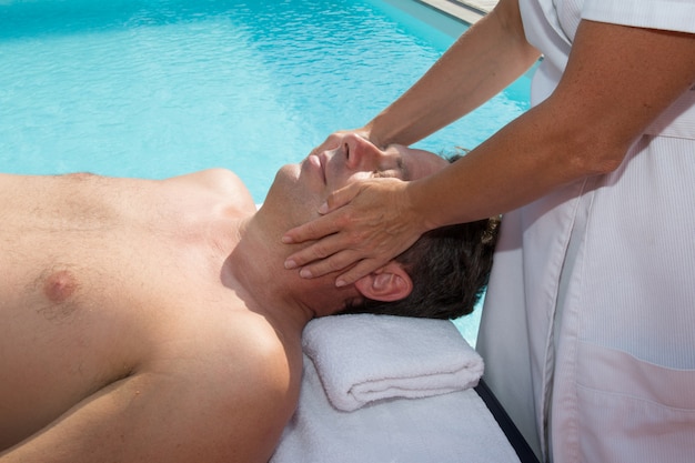 fisioterapeuta fazendo uma massagem no rosto