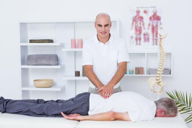 Fisioterapeuta haciendo masaje de espalda a su paciente