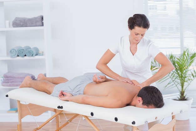Fisioterapeuta haciendo masaje de espalda