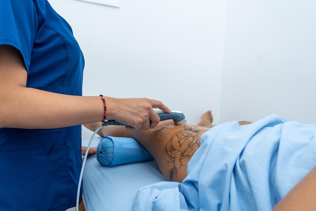 Fisioterapeuta latino dando reabilitação a um paciente
