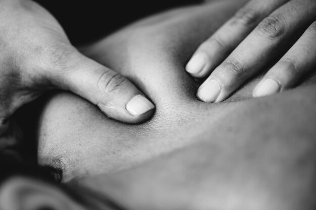 Foto fisioterapeuta masajeando a una paciente con lesión en el omóplato tratamiento de lesiones deportivas
