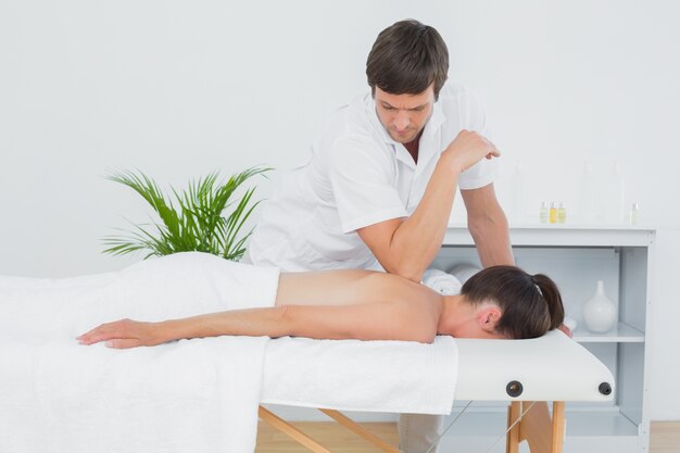 Fisioterapeuta masculino massaging womans back