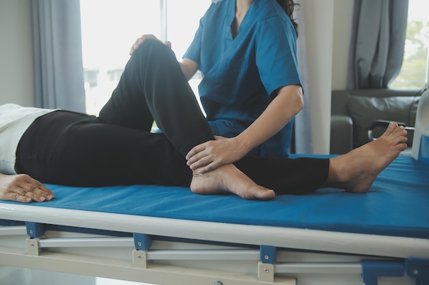 Fisioterapeuta que trabaja con el paciente en la clínica de cerca