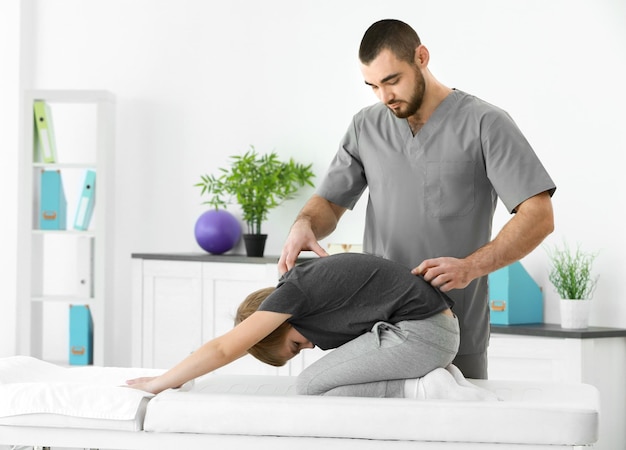 Fisioterapeuta que trabaja con el paciente en la clínica