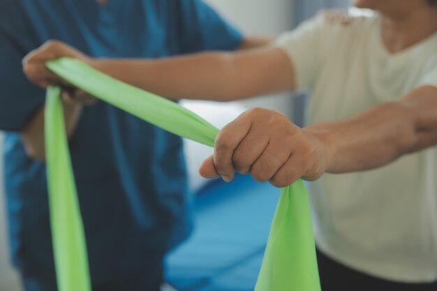 Foto fisioterapeuta que trabaja con el paciente en el primer plano de la clínica