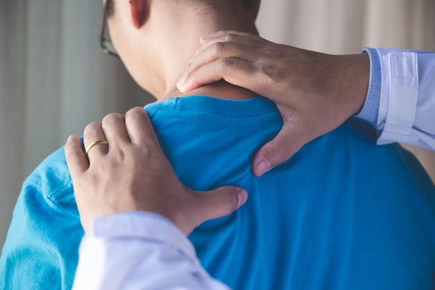 Fisioterapeuta, trabalhando com o paciente na clínica, closeup