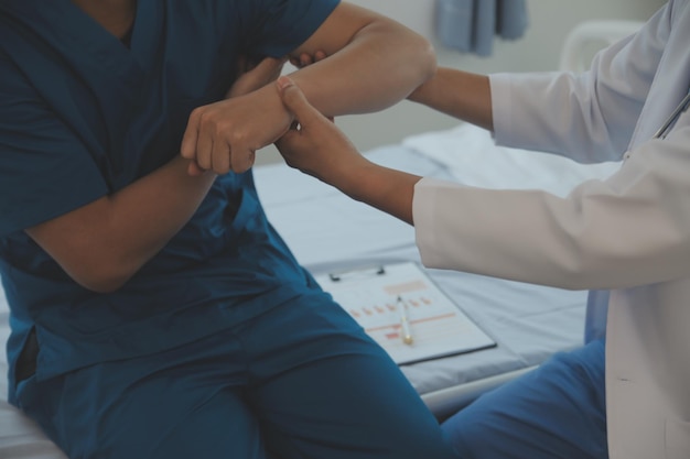 Fisioterapeuta trabalhando com paciente na clínica closeup