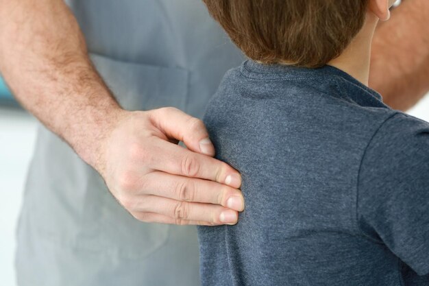 Fisioterapeuta trabalhando com paciente na clínica closeup