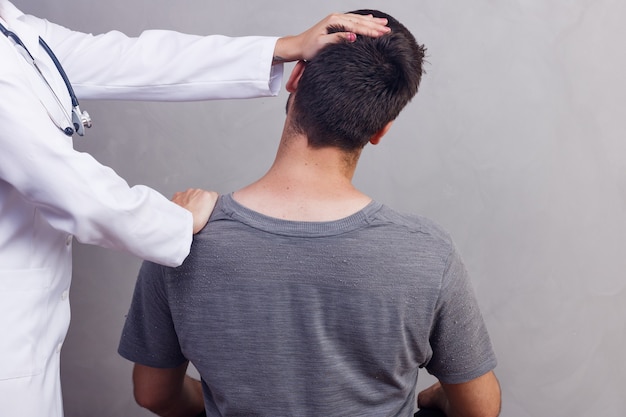 Fisioterapeuta trabalhando com paciente na clínica, closeup