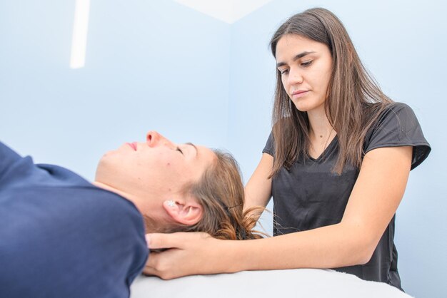 Un fisioterapeuta durante un tratamiento cervical