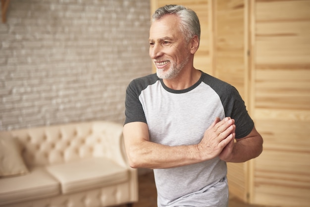 Fisioterapia após lesões idosos homem esportes.