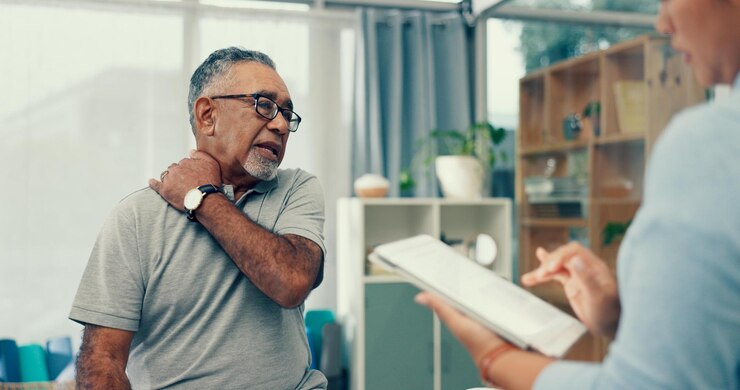 Foto fisioterapia de comprimidos e paciente idoso para consulta com lesão de dor no ombro e avaliação no consultório médico fisioterapeuta e homem idoso com serviço de ajuda muscular e tecnologia digital