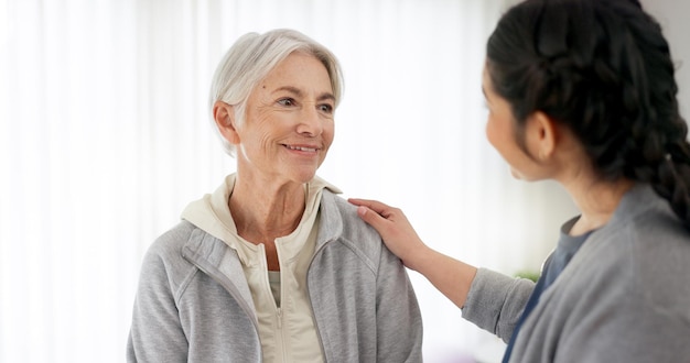 Fisioterapia de consulta e mulher sênior com uma enfermeira em uma clínica médica ou centro de reabilitação Bem-estar de saúde e paciente idosa conversando com um fisioterapeuta em um check-up