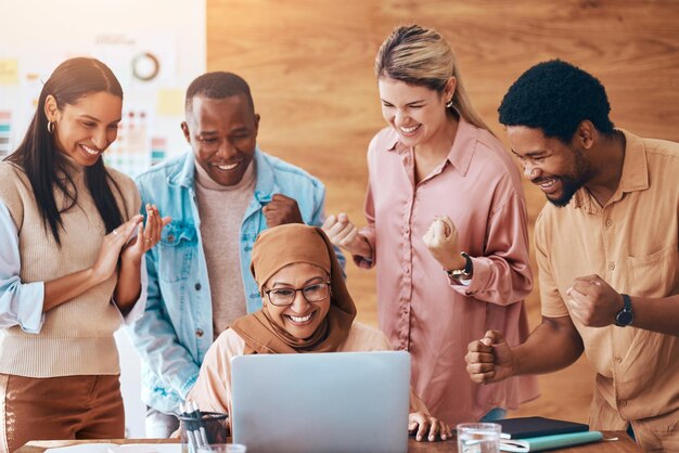 Blocos de construção crianças felizes e chão com brinquedos para jogar jogos  educativos e de união em casa desenvolvimento infantil familiar e meninos e  meninas desfrutam de atividades criativas aprendendo e relaxando