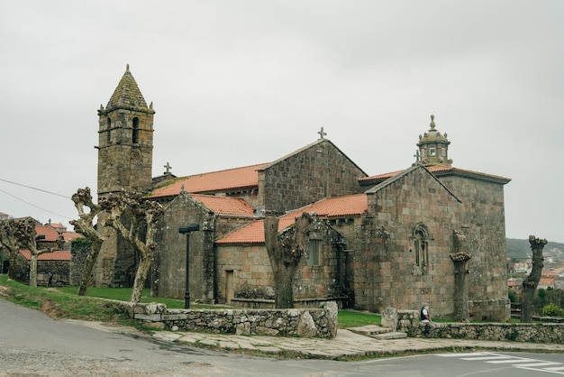 Foto fisterra o finisterre iglesia final del camino de santiago camino de san jacobo galicia españa nov 2021