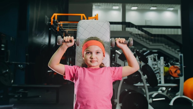 Fit Athletic Baby Girl Trainieren Sie mit Hantel, die ihre Fitness macht