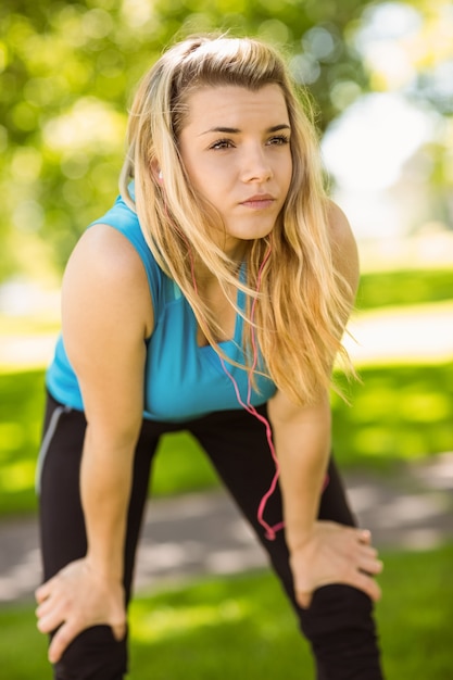 Fit blonde pegando a respiração