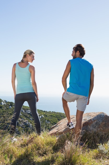 Foto fit casal de pé olhando para o mar