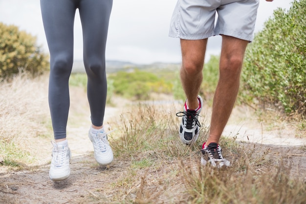 Fit casal jogging na trilha da montanha