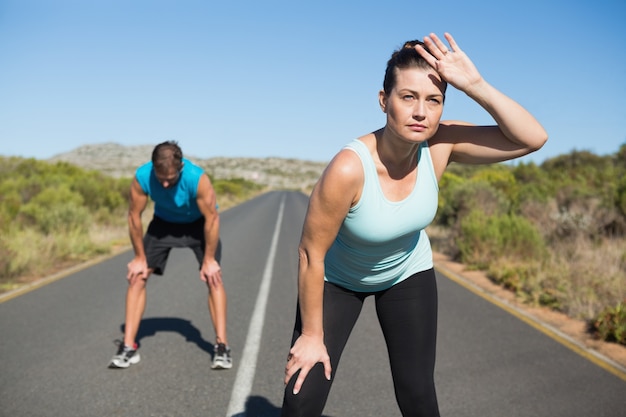 Fit couple corrida na estrada aberta junto