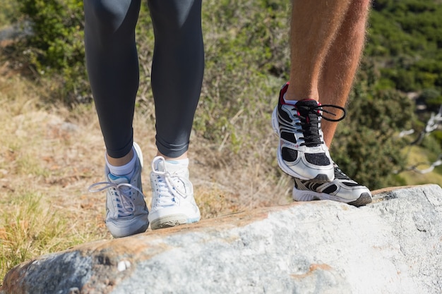 Foto fit couple corrida pela trilha da montanha