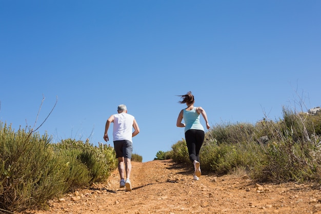 Fit couple corrida pela trilha da montanha