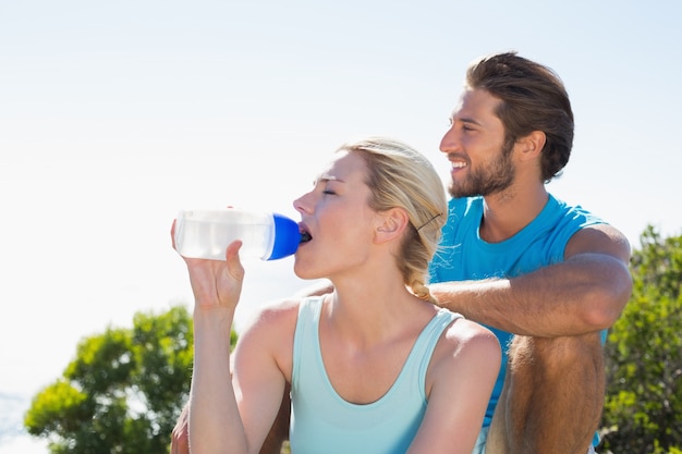 Fit couple fazendo uma pausa na cimeira olhando para a vista